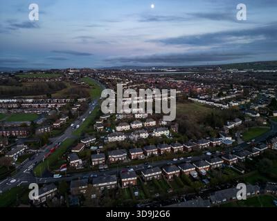 Une vue aérienne d'un quartier résidentiel au coucher du soleil de Blackburn, Lancashire, Royaume-Uni Banque D'Images