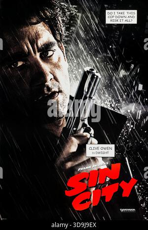 Sin City (2005) réalisé par Robert Rodriguez, Frank Miller et Quentin Tarantino et mettant en vedette Clive Owen dans le rôle de Dwight McCarthy, un antihéros troublé qui risque tout pour protéger son amant et les militantes de la vieille ville quand un flic sadique menace leur fragile trêve avec la foule. Photographie d'une affiche originale de 2005 personnages américains À USAGE ÉDITORIAL EXCLUSIF. Crédit : BFA / dimension films Banque D'Images