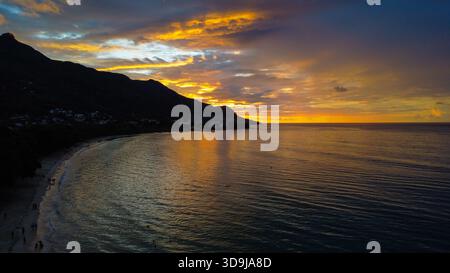 Vue sur le coucher du soleil sur Tropical Beach Resort et la côte résidentielle Banque D'Images