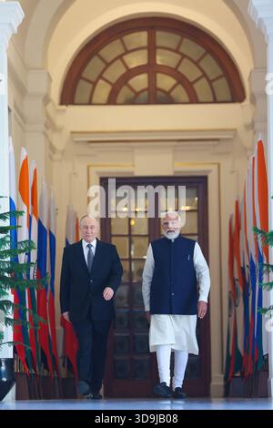 New Delhi, Inde. 05th Dec, 2025. Le premier ministre indien Narendra Modi, à droite, escorte le président russe Vladimir Poutine, à gauche, pour des réunions bilatérales à Hyderabad House, le 5 décembre 2025 à New Delhi, en Inde. Poutine est arrivé pour une visite de deux jours en Inde. Crédit : Prime Minister Handout/Press information Bureau/Alamy Live News Banque D'Images