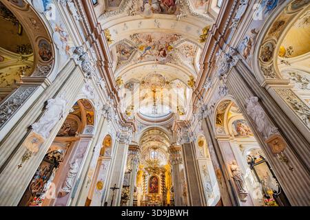 Intérieur baroque orné de l'église de la famille Anne à Kraków, Pologne, orné de fresques élaborées au plafond et de décorations en étoile dorée Banque D'Images