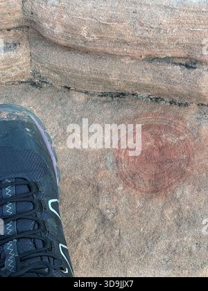 Les marbres de Moqui et les anneaux d'oxyde de fer comme ces motifs en spirale circulaires sont une découverte rare et intéressante, située sur un pic du parc d'État de Snow Canyon Banque D'Images