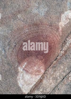 Les marbres de Moqui et les anneaux d'oxyde de fer comme ces motifs en spirale circulaires sont une découverte rare et intéressante, située sur un pic du parc d'État de Snow Canyon Banque D'Images