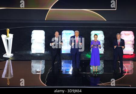 Washington, DC, États-Unis. 6 décembre 2025. Le président de la FIFA Giovanni Infantino, le président américain Donald Trump, la présidente mexicaine Claudia Sheinbaum et le premier ministre canadien Mark Carney (G-d) détiennent des billets lors du tirage au sort de la finale de la Coupe du monde de la FIFA 2026 au Kennedy Center à Washington, DC, aux États-Unis. Crédit : Wu Xiaoling/Xinhua/Alamy Live News Banque D'Images