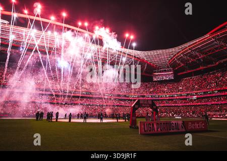 Lisbonne, Portugal. 05th Dec, 2025. Les feux d'artifice sont lancés avant le début de la Liga Portugal Betclic match entre Sport Lisboa Benfica et Sporting Clube de Portugal à Estadio da Luz.(score final : SL Benfica 1 - 1 Sporting CP) crédit : SOPA images Limited/Alamy Live News Banque D'Images