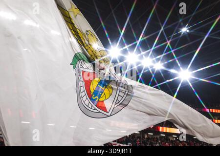 Lisbonne, Portugal. 05th Dec, 2025. Drapeau SL Benfica lors du match Betclic Liga Portugal entre Sport Lisboa Benfica et Sporting Clube de Portugal à Estadio da Luz.(score final : SL Benfica 1 - 1 Sporting CP) crédit : SOPA images Limited/Alamy Live News Banque D'Images