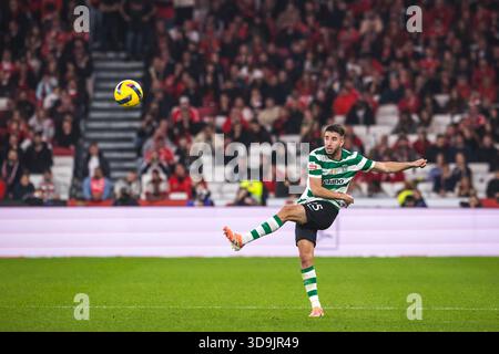 Lisbonne, Portugal. 05th Dec, 2025. Goncalo Inacio du Sporting CP en action lors du match Liga Portugal Betclic entre Sport Lisboa Benfica et Sporting Clube de Portugal à l’Estadio da Luz à Lisbonne. (Score final : SL Benfica 1 - 1 Sporting CP) crédit : SOPA images Limited/Alamy Live News Banque D'Images