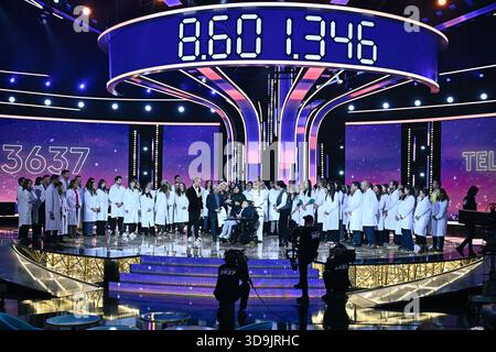 Paris, France. 06th Dec, 2025. Les chercheurs posent lors de l'émission Téléthon sur France télévision à Paris le 5 décembre 2025. Photo de Firas Abdullah/ABACAPRESS.COM crédit : Abaca Press/Alamy Live News Banque D'Images