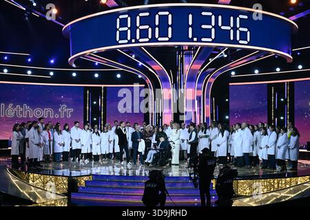 Paris, France. 06th Dec, 2025. Les chercheurs posent lors de l'émission Téléthon sur France télévision à Paris le 5 décembre 2025. Photo de Firas Abdullah/ABACAPRESS.COM crédit : Abaca Press/Alamy Live News Banque D'Images