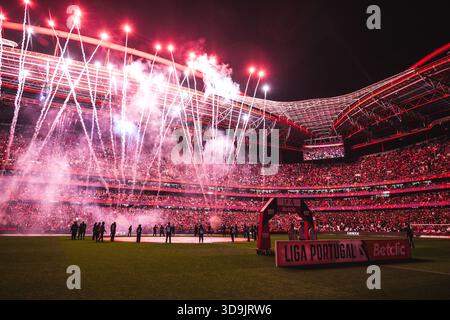 Lisbonne, Portugal. 05th Dec, 2025. Les feux d'artifice sont lancés avant le début du match Betclic Liga Portugal entre Sport Lisboa Benfica et Sporting Clube de Portugal à Estadio da Luz.(score final : SL Benfica 1 - 1 Sporting CP) (photo Henrique Casinhas/SOPA images/SIPA USA) crédit : SIPA USA/Alamy Live News Banque D'Images