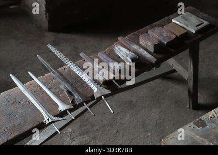 Cette photo prise le 28 août 2025 au Museum Keris Brojobuwono à Karanganyar Regency, Java central, Indonésie, retrace le voyage d'un Kris à partir d'une carte sim Banque D'Images