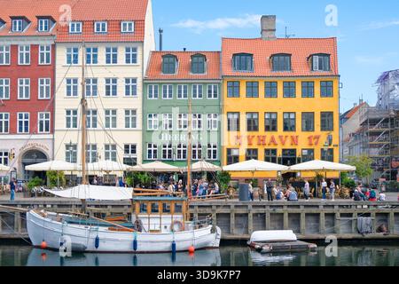 Charmant quai de Nyhavn aux façades lumineuses dans le port emblématique de Copenhague Banque D'Images