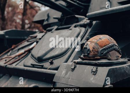 casque sur un canon antiaérien Banque D'Images