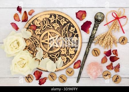 Matériel magique de sorcellerie et ingrédients pour la potion d'amour avec cristal de quartz rose, baguette, poupée de balle de maïs de blé, runes, fleurs de rose, symboles magiques. Banque D'Images