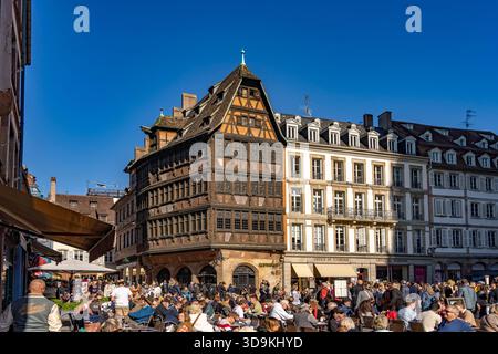 Haus Kammerzell und gastronomie auf dem Platz PL. De la Cathédrale à Straßburg, Elsass, Frankreich | Maison Kammerzell et restaurants sur PL. de Banque D'Images