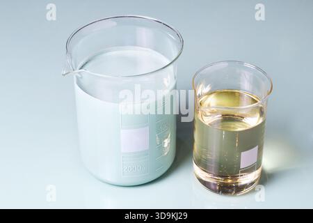 Plan macro d'un morceau de mousse de polystyrène. Vue rapprochée extrême de la coupe transversale d'une pièce en polystyrène. Vue rapprochée d'un morceau de polystyrène. Banque D'Images