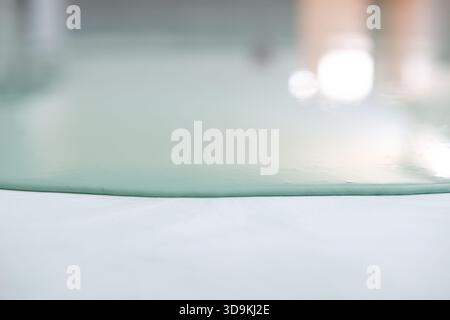 Plan macro d'un morceau de mousse de polystyrène. Vue rapprochée extrême de la coupe transversale d'une pièce en polystyrène. Vue rapprochée d'un morceau de polystyrène. Banque D'Images