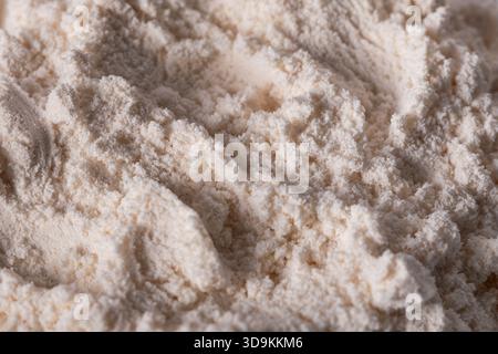 Plan macro d'un morceau de mousse de polystyrène. Vue rapprochée extrême de la coupe transversale d'une pièce en polystyrène. Vue rapprochée d'un morceau de polystyrène. Banque D'Images