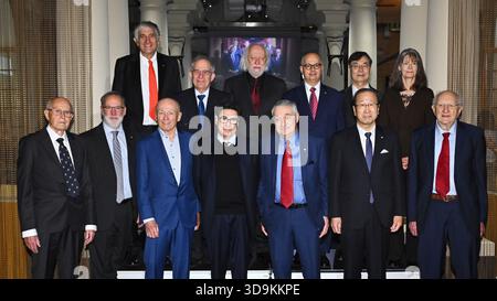 Les lauréats du prix Nobel de 2025 posent pour une photo de groupe avant la signature des chaires Nobel au Musée Nobel de Stockholm, Suède, le 6 décembre 2025. Rangée supérieure à partir de la gauche : John M. Martinis (physique), Michel H. Devoret (physique), László Krasznahorkai (littérature), Omar M. Yaghi (chimie), Shimon Sakaguchi (médecine), Mary E. Brunkow (médecine). Rangée du bas à partir de la gauche : Richard Robson (chimie), Fred Ramsdell (médecine), Peter Howitt (économie), Philippe Aghion (économie), Joel Mokyr (économie), Susumu Kitagawa (chimie), John Clarke (physique). Photo : Claudio Bresciani/TT/Code 10090 ceci Banque D'Images