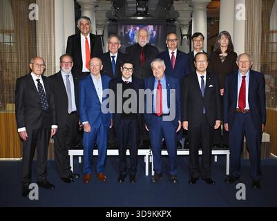 Les lauréats du prix Nobel de 2025 posent pour une photo de groupe avant la signature des chaires Nobel au Musée Nobel de Stockholm, Suède, le 6 décembre 2025. Rangée supérieure à partir de la gauche : John M. Martinis (physique), Michel H. Devoret (physique), László Krasznahorkai (littérature), Omar M. Yaghi (chimie), Shimon Sakaguchi (médecine), Mary E. Brunkow (médecine). Rangée du bas à partir de la gauche : Richard Robson (chimie), Fred Ramsdell (médecine), Peter Howitt (économie), Philippe Aghion (économie), Joel Mokyr (économie), Susumu Kitagawa (chimie), John Clarke (physique). Photo : Claudio Bresciani/TT/Code 10090 ceci Banque D'Images