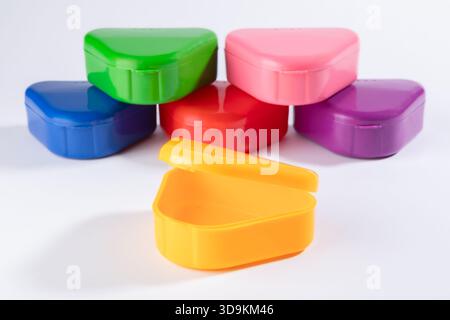 Les étuis de retenue orthodontique colorés et durables offrent un rangement sûr et hygiénique pour les dispositifs de retenue, protège-dents ou prothèses dentaires. Portable et idéal pour une utilisation quotidienne. Banque D'Images