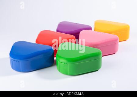 Les étuis de retenue orthodontique colorés et durables offrent un rangement sûr et hygiénique pour les dispositifs de retenue, protège-dents ou prothèses dentaires. Portable et idéal pour une utilisation quotidienne. Banque D'Images