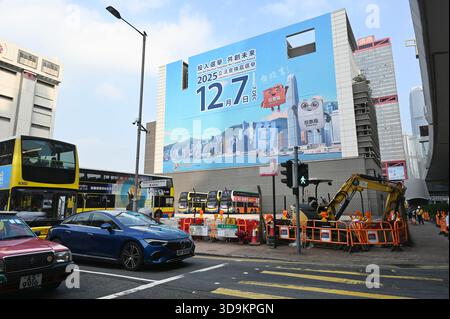 Hong Kong, Hong Kong. 06th Dec, 2025. La publicité des élections générales du Conseil législatif de 2025 s'affiche sur le bâtiment de Sheung Wan le 6 décembre 2025 à Hong Kong. (Photo par Stringer/Nexpher images/SIPA USA) crédit : SIPA USA/Alamy Live News Banque D'Images
