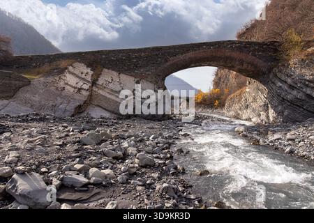 Vieux pont d'Ulu du 19ème siècle à Gakh. Azerbaïdjan. Banque D'Images