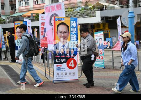 Hong Kong, Hong Kong. 06th Dec, 2025. La publicité de l'Alliance démocratique pour l'amélioration et le progrès de Hong Kong s'affiche sur la route à Kennedy Town le 6 décembre 2025 à Hong Kong. L'élection générale du Conseil législatif de 2025 aura lieu le 7 décembre 2025. (Photo par Stringer/Nexpher images/SIPA USA) crédit : SIPA USA/Alamy Live News Banque D'Images
