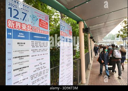 Hong Kong, Hong Kong. 06th Dec, 2025. L'information sur les élections générales du Conseil législatif de 2025 s'affiche sur la route au marché de Tai po le 6 décembre 2025 à Hong Kong. (Photo par Stringer/Nexpher images/SIPA USA) crédit : SIPA USA/Alamy Live News Banque D'Images
