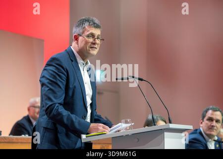 06 décembre 2025, Hesse, Francfort-sur-le-main : Thomas Weikert, président de la DOSB, prend la parole à l'Assemblée générale de la DOSB à Francfort. L'Assemblée votera aujourd'hui une candidature pour les Jeux Olympiques et Paralympiques en Allemagne. Photo : Helmut Fricke/dpa Banque D'Images