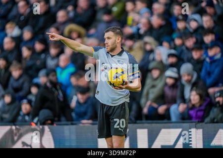 Derby, Royaume-Uni. 06th Dec, 2025. Callum Elder du comté de Derby se prépare à prendre un coup d'envoi lors du match du championnat Sky Bet Derby County vs Leicester City au Pride Park Stadium, Derby, Royaume-Uni, 6 décembre 2025 (photo par Maynard Manyowa/News images) *** GER AUT sui OUT *** à Derby, Royaume-Uni le 12/6/2025. (Photo de Maynard Manyowa/News images/Sipa USA) crédit : Sipa USA/Alamy Live News Banque D'Images