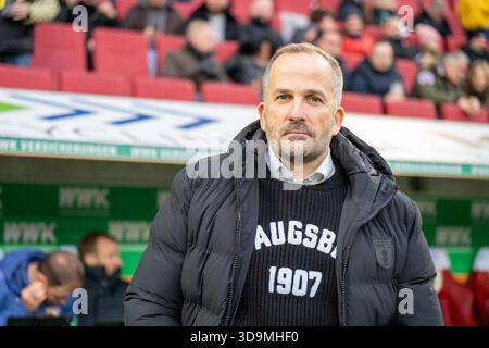 AUGSBOURG, ALLEMAGNE - 6 DÉCEMBRE 2025 : l'entraîneur-chef Manuel Baum du FC Augsburg donne des instructions sur la ligne de touche lors du match de Bundesliga entre le FC Augsburg et le Bayer 04 Leverkusen à la WWK Arena. Banque D'Images
