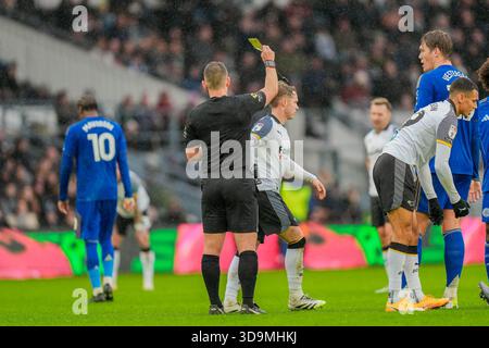 Derby, Royaume-Uni. 06th Dec, 2025. Liam Thompson du comté de Derby reçoit un carton jaune lors du match du championnat Sky Bet Derby County vs Leicester City au Pride Park Stadium, Derby, Royaume-Uni, 6 décembre 2025 (photo de Maynard Manyowa/News images) *** GER AUT sui OUT *** à Derby, Royaume-Uni le 6/12/2025. (Photo de Maynard Manyowa/News images/Sipa USA) crédit : Sipa USA/Alamy Live News Banque D'Images