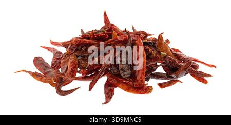 Petit tas de piments vietnamiens séchés isolés sur un fond blanc vue latérale. Banque D'Images