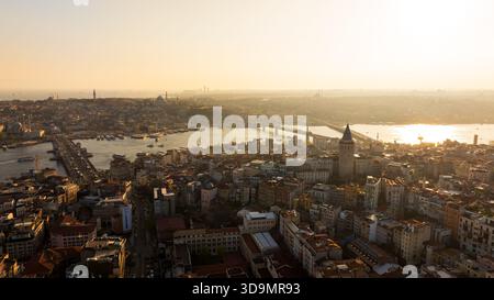 Vue aérienne de la Tour Galata se dresse haut parmi les bâtiments, un phare de l'histoire au milieu du paysage urbain moderne, Istanbul, Istanbul, Turkiye. Banque D'Images