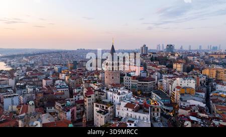 Vue aérienne de la Tour Galata se dresse haut parmi les bâtiments, un phare de l'histoire au milieu du paysage urbain moderne, Istanbul, Istanbul, Turkiye. Banque D'Images