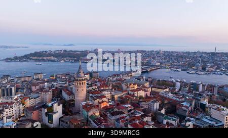 Vue aérienne de la Tour Galata se dresse haut parmi les bâtiments, un phare de l'histoire au milieu du paysage urbain moderne, Istanbul, Istanbul, Turkiye. Banque D'Images