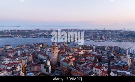 Vue aérienne de la Tour Galata se dresse haut parmi les bâtiments, un phare de l'histoire au milieu du paysage urbain moderne, Istanbul, Istanbul, Turkiye. Banque D'Images