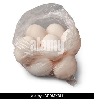 sac en plastique transparent rempli d'œufs blancs frais, le dessus ouvert affichant des coquilles lisses fond blanc isolé, produit du marché et concept de protéine Banque D'Images