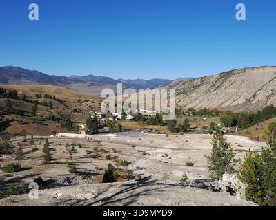Mammoth Hot Springs, parc national de Yellowstone, Wyoming - 23 septembre 2025 : vue panoramique surplombant la région de l'hôtel Mammoth Hot Springs et les collines accidentées environnantes. Banque D'Images
