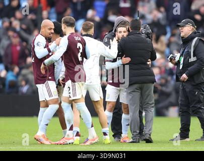 Birmingham, Royaume-Uni. 06th Dec, 2025. Mikel Arteta (Arsenal manager) félicite Emiliano Buendia (AV) lors du match Aston Villa contre Arsenal EPL, à Villa Park, Birmingham, Royaume-Uni, le 6 décembre 2025. Crédit : Paul Marriott/Alamy Live News Banque D'Images