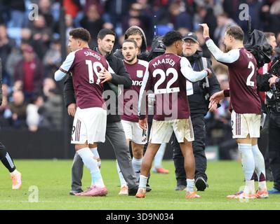 Birmingham, Royaume-Uni. 06th Dec, 2025. Mikel Arteta (manager d'Arsenal) félicite les joueurs de Villa lors du coup de sifflet final du match Aston Villa contre Arsenal EPL, à Villa Park, Birmingham, Royaume-Uni, le 6 décembre 2025. Crédit : Paul Marriott/Alamy Live News Banque D'Images