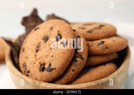 Délicieux biscuits aux pépites de chocolat et morceaux de chocolat dans un bol sur la table, gros plan Banque D'Images
