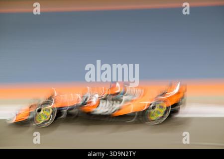 Les voitures roulent vite sur la piste lors du Grand Prix du Qatar 2025 sur le circuit international de Losail alors que les équipes s'affrontent pour les premières places. Banque D'Images