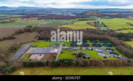 Vue aérienne par drone des installations de traitement des eaux usées de Blackburn, West Lothian Scotland Banque D'Images