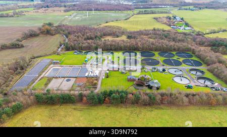 Vue aérienne par drone des installations de traitement des eaux usées de Blackburn, West Lothian Scotland Banque D'Images