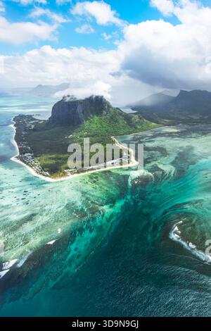 Vue aérienne verticale du Morne Brabant aux couleurs du lagon et effet cascade sous-marin, Maurice, Océan Indien Banque D'Images