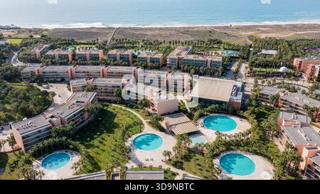 Les stations balnéaires et les piscines sont visibles à Salgados, Albufeira, situé le long de la côte de l'Algarve, montrant la disposition de la région d'en haut par une journée ensoleillée Banque D'Images