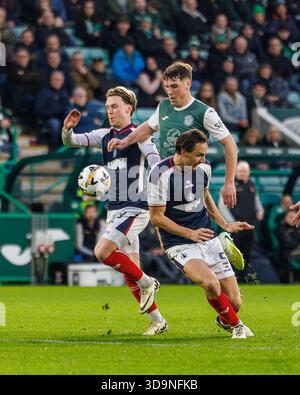 Easter Road, Édimbourg, Écosse, Royaume-Uni. 6 décembre 2025. Hibernian V Falkirk, William Hill premier ministre écossais. Josh Mulligan d'Hibernian se bat pour le ballon. Crédit : WM Sport Media / Alamy Live News Banque D'Images